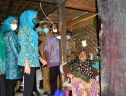 Disela Sela Kunker, Ketua Tim PKK Sinjai Sempatkan Berbagi Paket Sembako Ke Warga Setempat