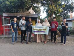 Raih Berkah Ramadan, Kepmusi Bone Bagi-Bagi Takjil Ke Pengguna Jalan