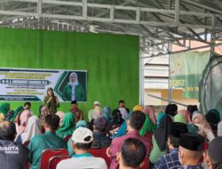 Gelar Sosbang dan Sosperda di Soppeng, Ketua PPP Soppeng Andi Etti Bagi Ratusan Liter Minyak Goreng