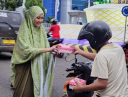 Bersama Komunitas “ANZ Milenial”, Legislator Sulsel Andi Etti Bagi Takjil di Soppeng