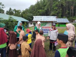 Momentum Hari Anak, Andi Nurhidayati Serahkan Bantuan Buku Paket di MI Nurul Qalam Paunge Soppeng