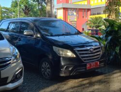 Gegara Ban Meletus, Mobil Dinas Milik Kadis Di Bone Ditelantarkan