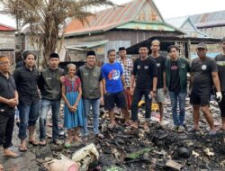 Lintasi Sungai, Khairul Bantu Lansia Korban Kebakaran di Cenrana