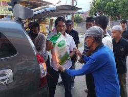 Ngabuburit Berkah,Sat Intelkam Polres Bone Bagikan Ratusan Paket Sembako