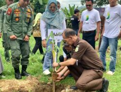 Hari Bhakti Adhyaksa ke 63 , Kejari Bone Ikut Serta Tanam 15 Ribu Buah di Pegunungan