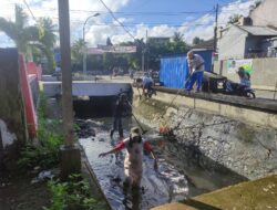 Pemerintah Kecamatan Benteng Kompak Bersihkan Drainase Penyebab Genangan Air