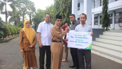 Wabup Kepulauan Selayar Serahkan Santunan JKM dan Beasiswa Kepada Tiga Ahli Waris Pegawai Non ASN