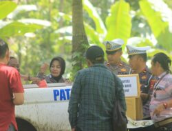 Jumat Berkah, Satlantas Polres Bone Dan Komunitas Jurnalis Kunderuz Berbagi Sembako