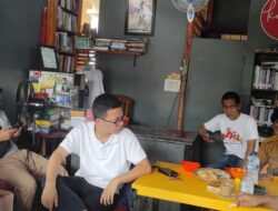 Jauh-Jauh Terbang Dari Cina,Pemilik Lampu Jalan Tenaga Surya Sambangi Putra Noling Grup